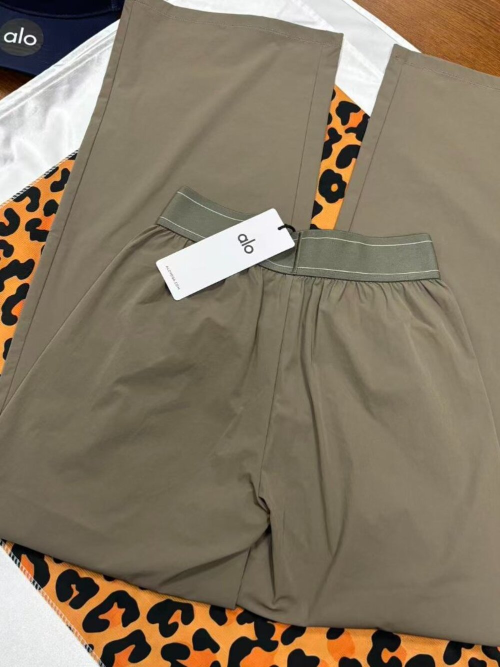 Brand new Alo Yoga Suit Up Trouser Olive🍃regular fit 30-inch inseam length 🖤 - Picture 7 of 9